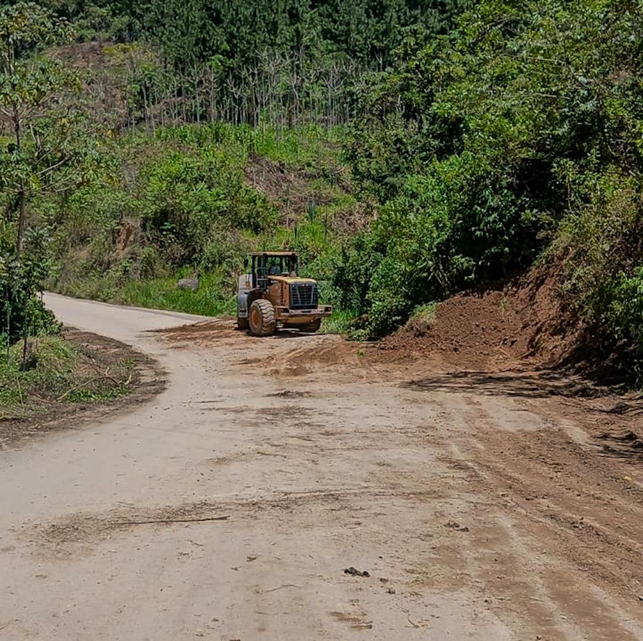 Trabajos de rehabilitación de ruta avanzan en la Zona Reina, en el norte de Quiché.