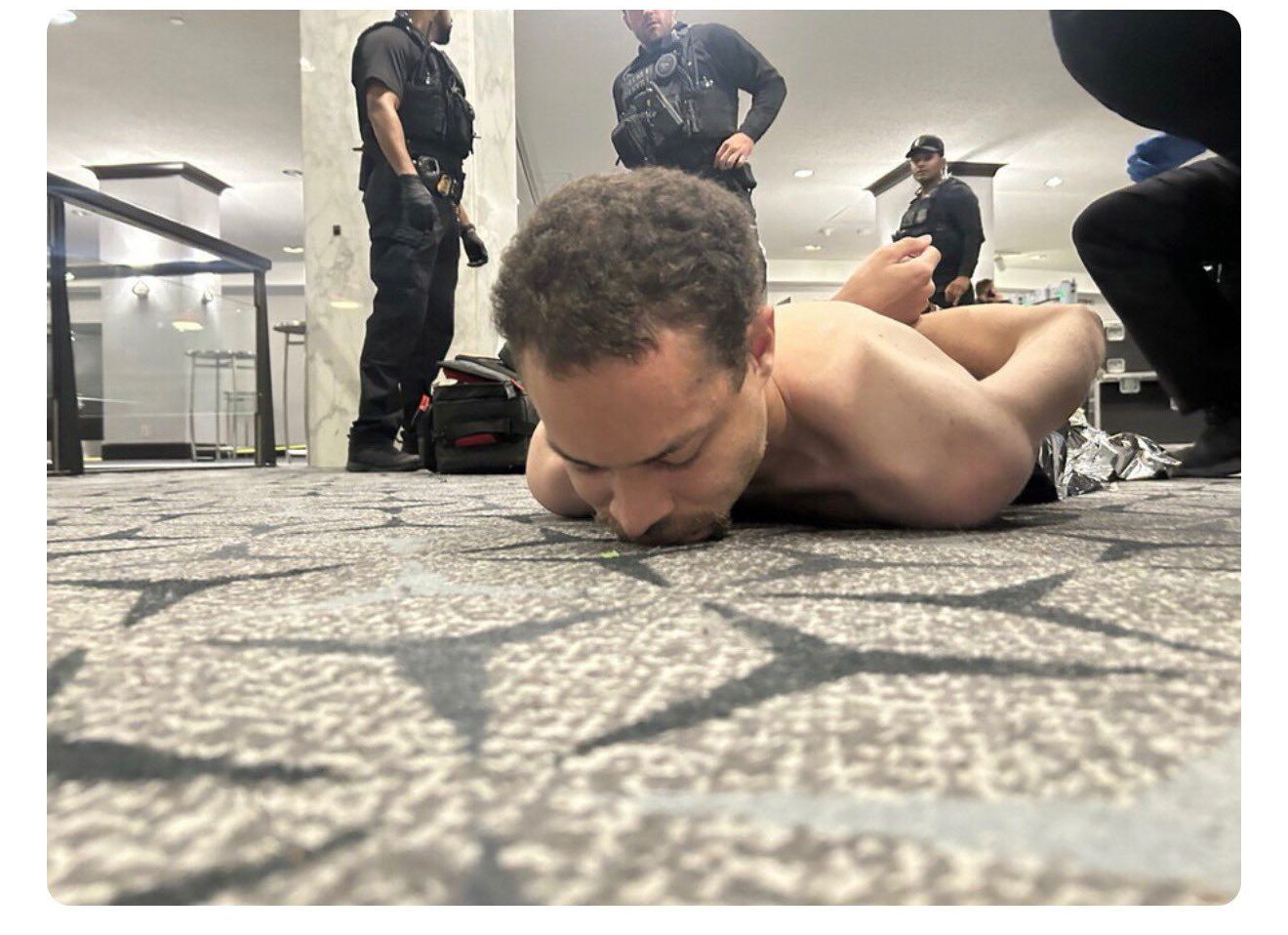 El presunto atacante, Cole Allen, luego de que fue sometido por agentes del Servicio Secreto, enfrenta tres cargos federales luego de que atentó contra el presidente Donald Trump.