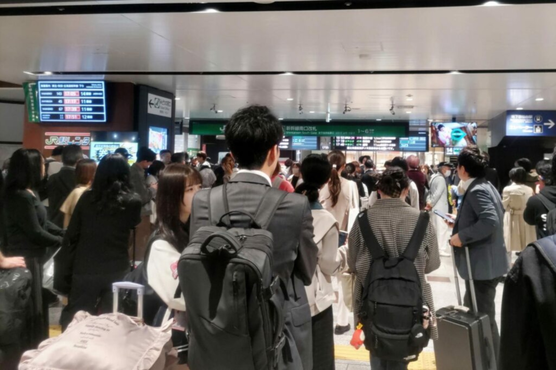 Muchas personas quedaron varadas este lunes en Japón, ya que debido al terremoto se suspendió el servicio de trenes.