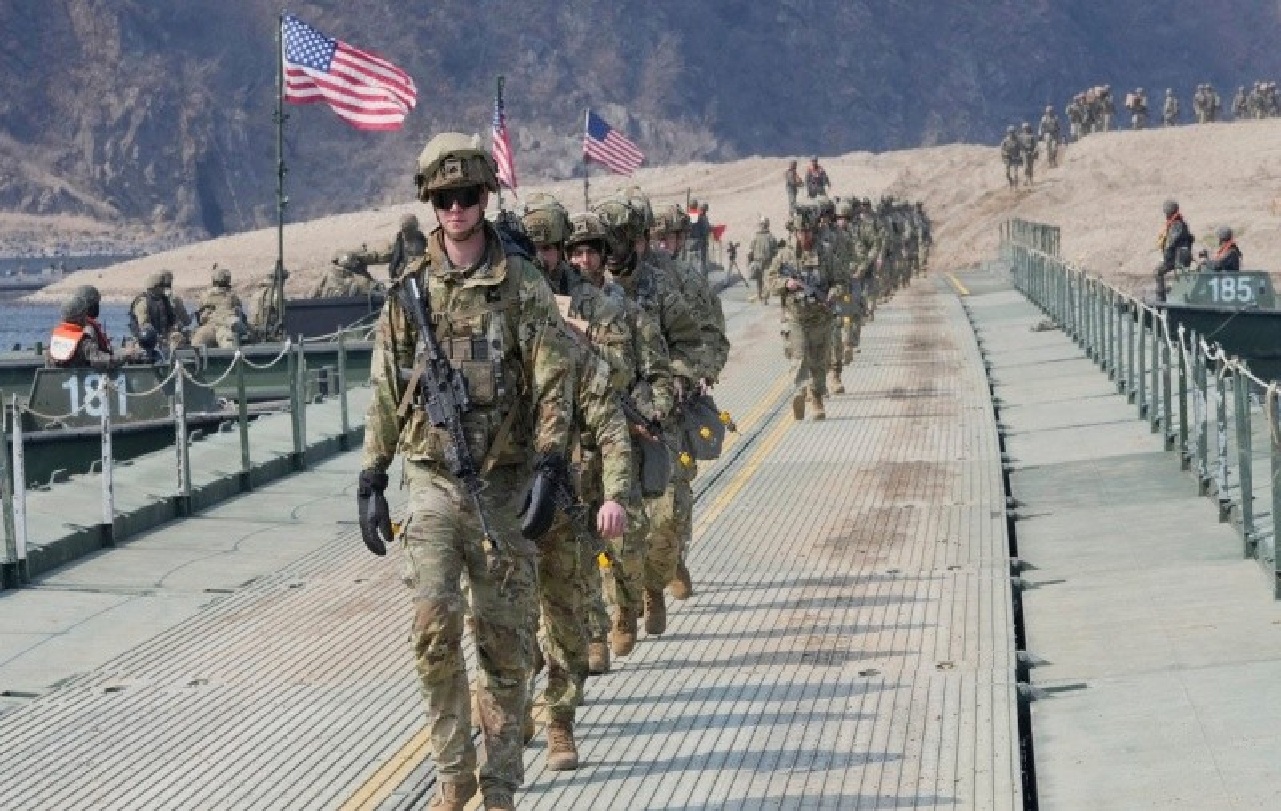 Estados Unidos envía más de 4 mil soldados adicionales al Oriente Medio mienetras se negocia el final de la guerra contra Irán.