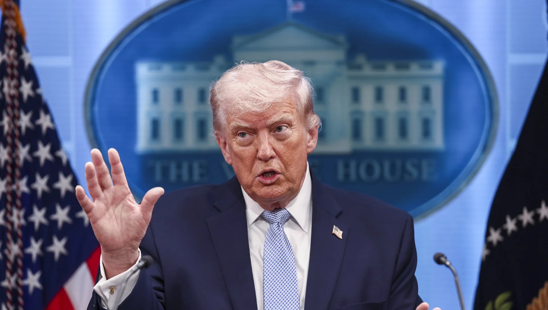 El presidente de Estados Unidos, Donald Trump, asegura que se produjo un cambio de régimen en Irán.