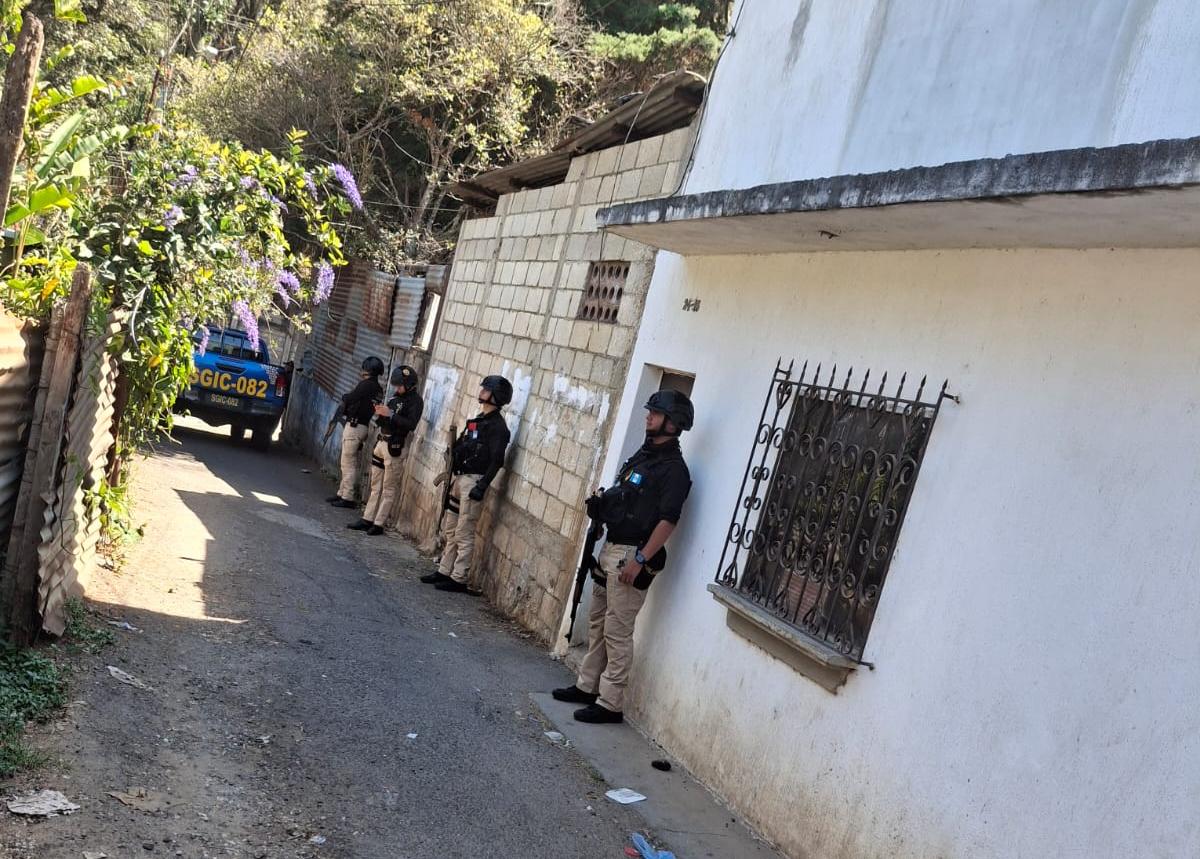 Investigadores de la DEIC realizan nueve allanamientos en la zona 16 de la ciudad capital. / Foto: PNC