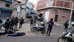 Fuerzas especiales de la PNC resguardaron la escena posterior al enfrentamiento armado. / Foto: PNC.