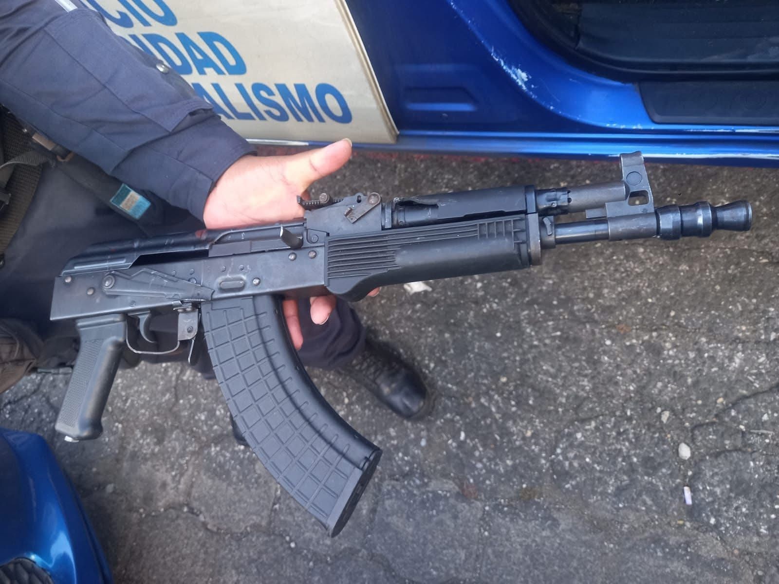 Fusil incautado a los presuntos agresores. / Foto: PNC.