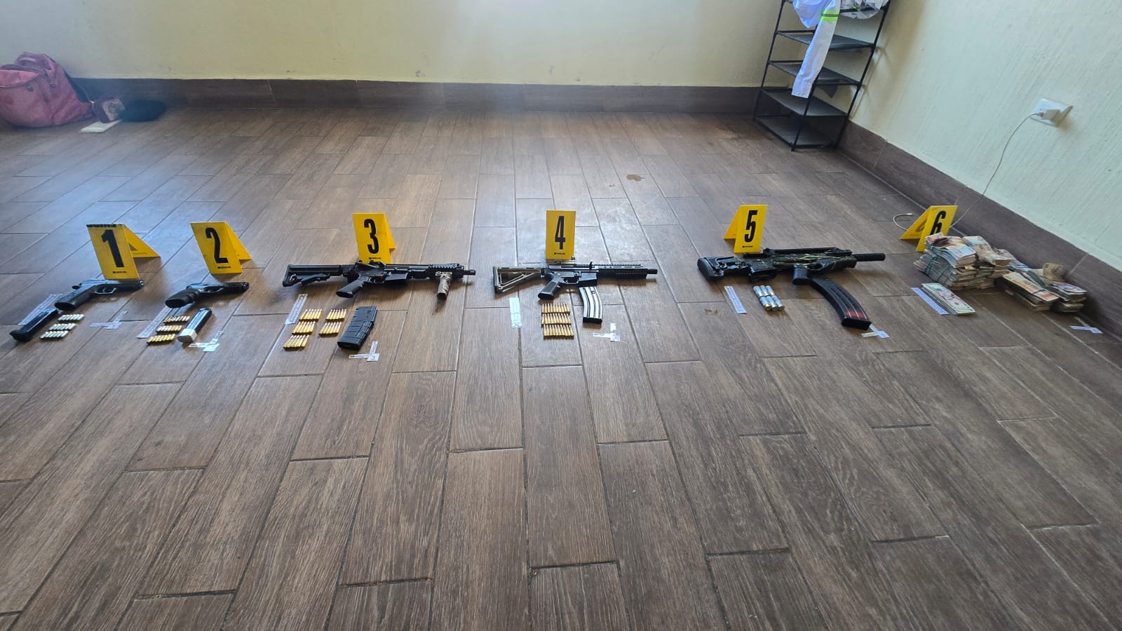 En el inmueble se localizaron cuatro armas: dos carabinas, una escopeta y dos pistolas. / Foto: PNC