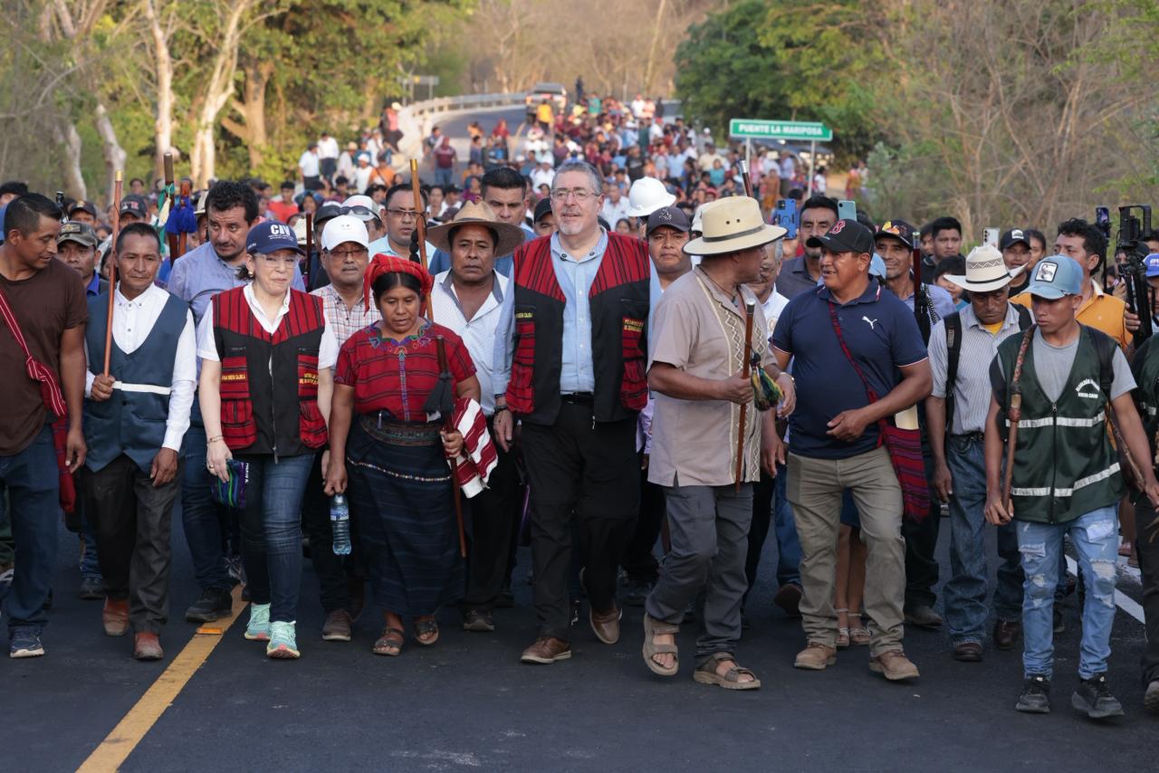 Presidente Bernardo Arévalo junto a comunitarios de Champerico, Retalhuleu. / Foto: Alex Jacinto.