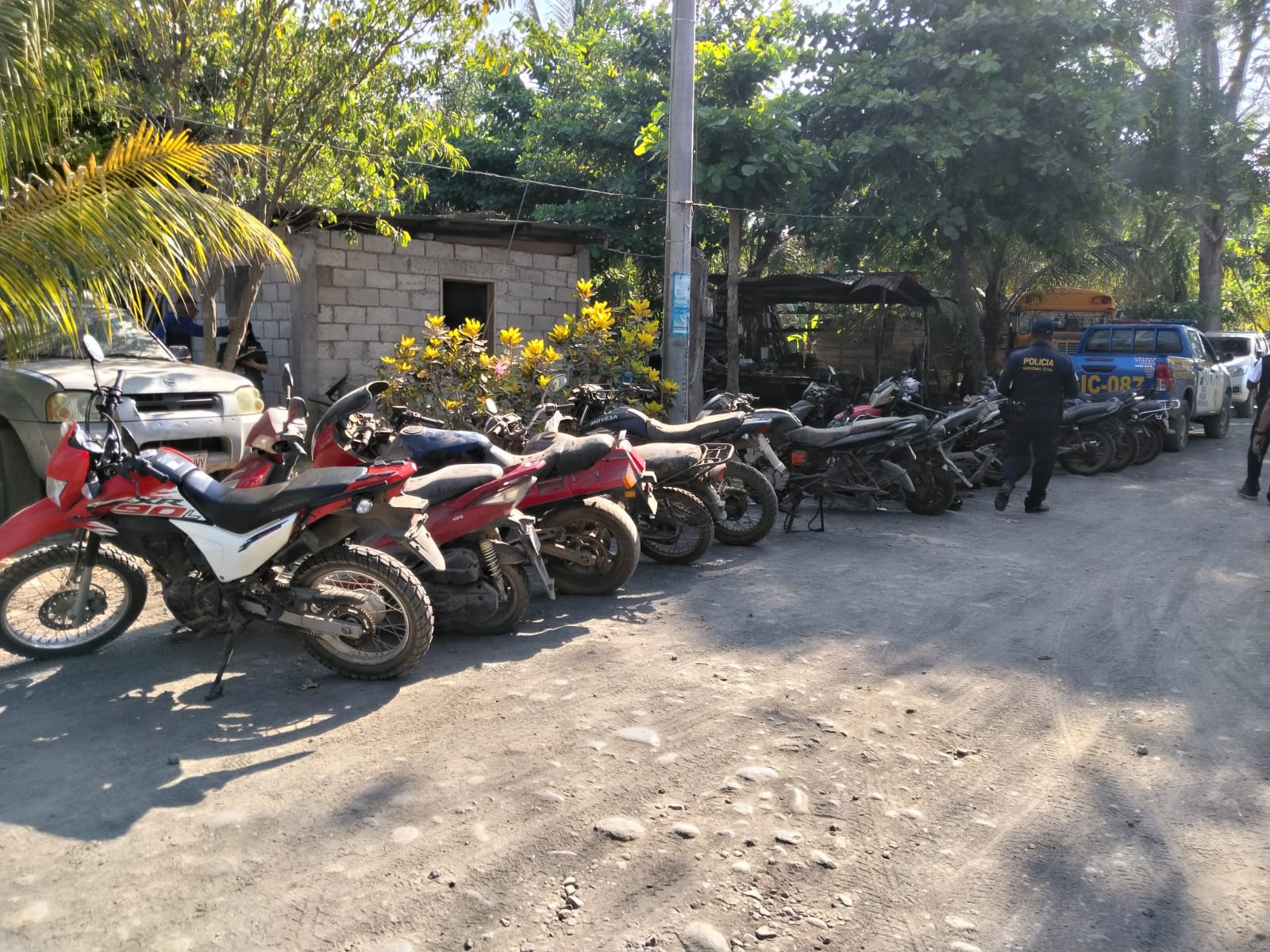 Allanan taller clandestino que tenía motocicletas con reporte de robo. / Foto: PNC.