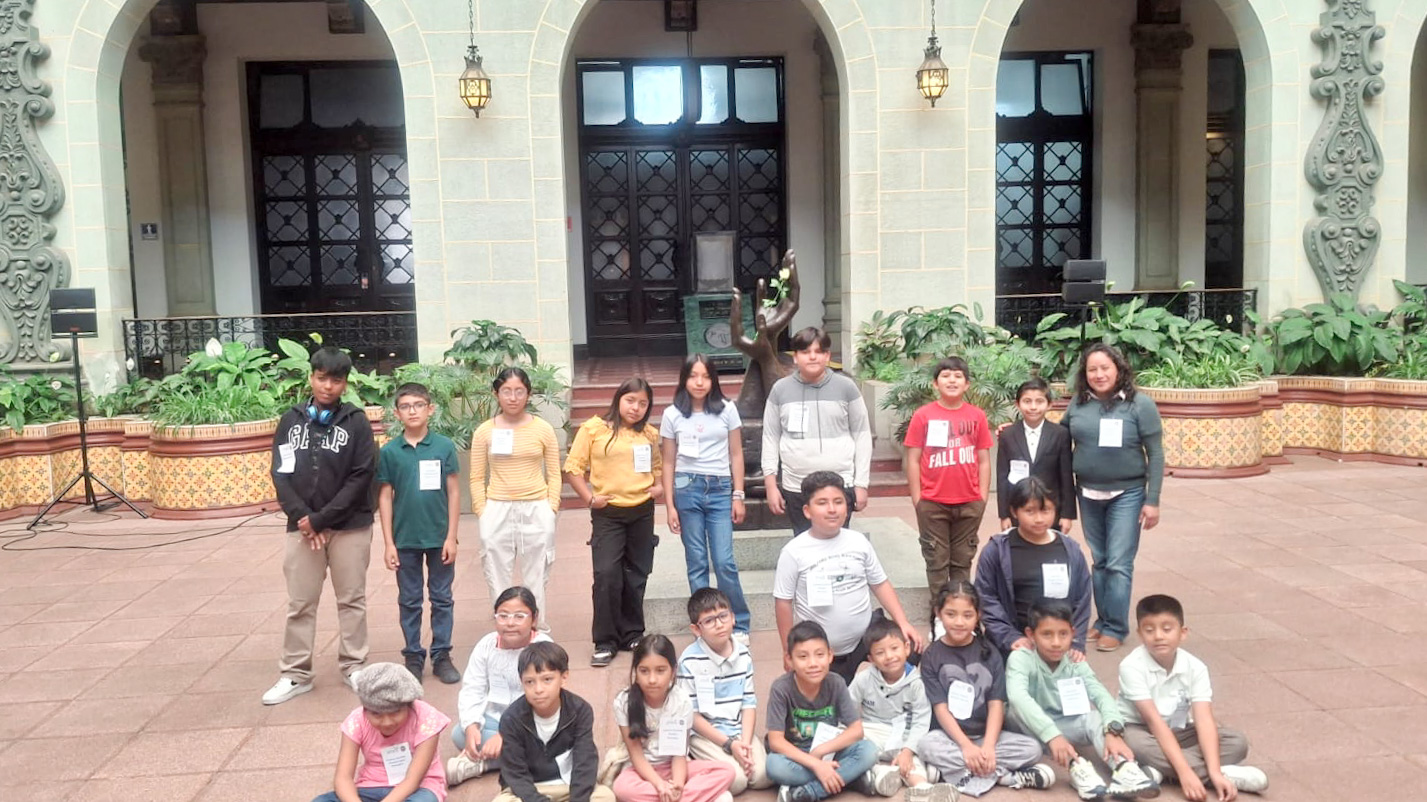Club de Ciencias de Sacatepéquez visitó el Palacio Nacional de la Cultura como parte de sus actividades. (Foto: cortesía)