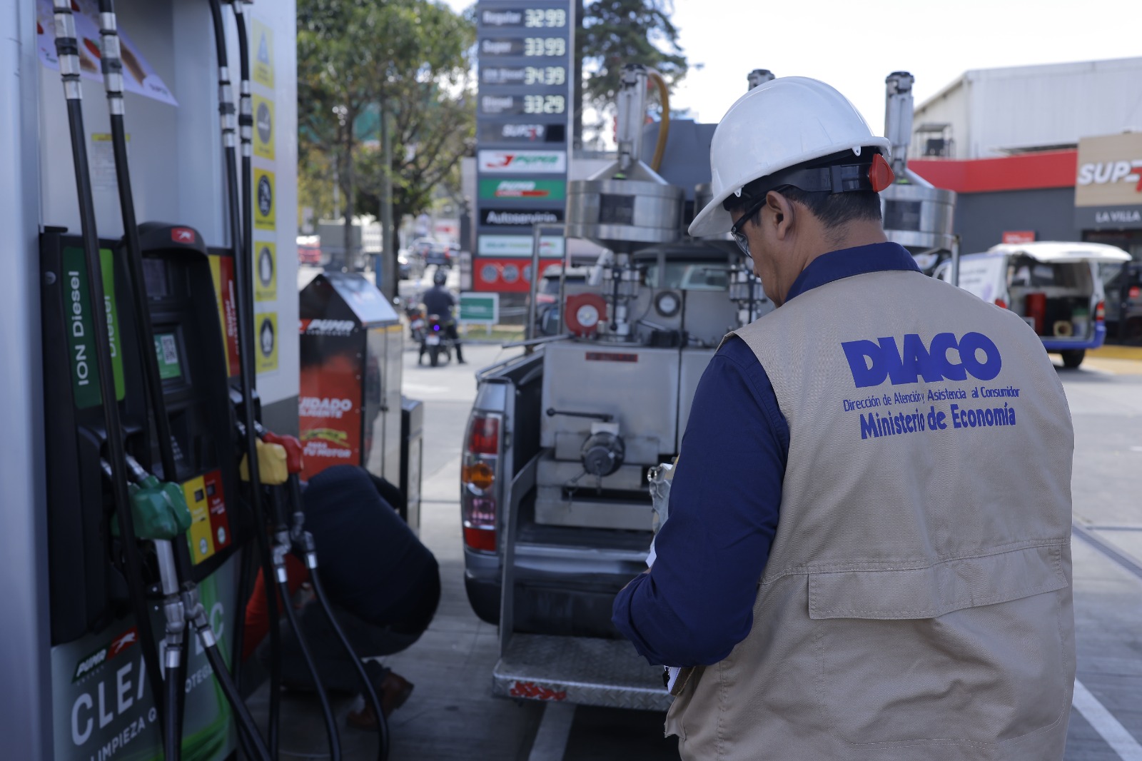 Gasolineras y verificación de la Diaco. / Foto: Gilber García.