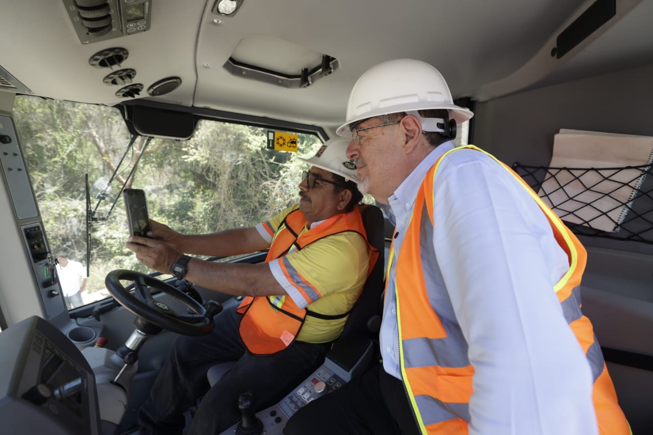 Presidente supervisa y reconoce trabajo de más de 100 personas en el mejoramiento de carretera en Jalapa