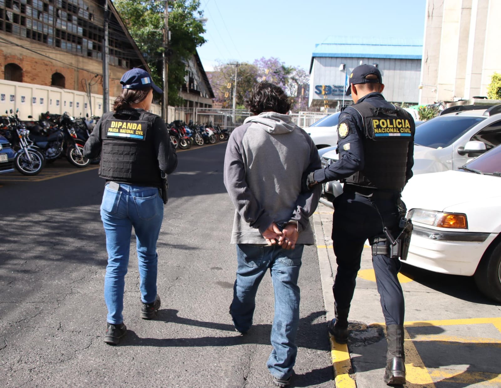 PNC captura, durante allanamientos, a presunto sicario vinculado a ataque armado en zona 6