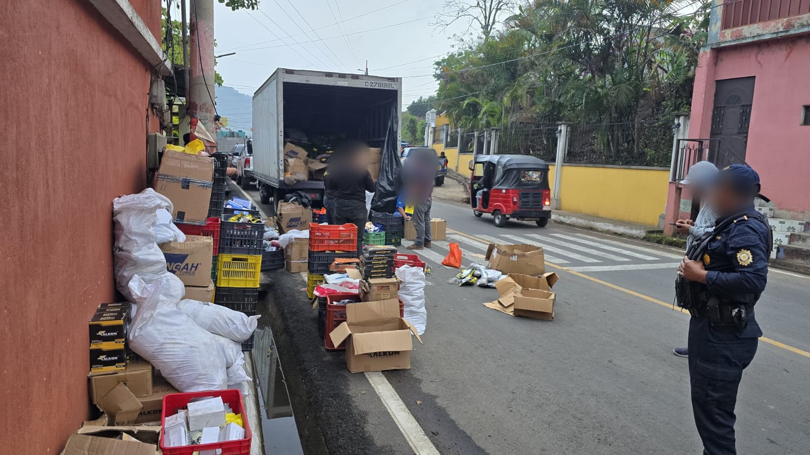 El procedimiento tuvo lugar en jurisdicción de Santa Cruz Naranjo, donde agentes de la comisaría 32 interceptaron un camión en el que viajaban las sospechosas. / Foto: PNC