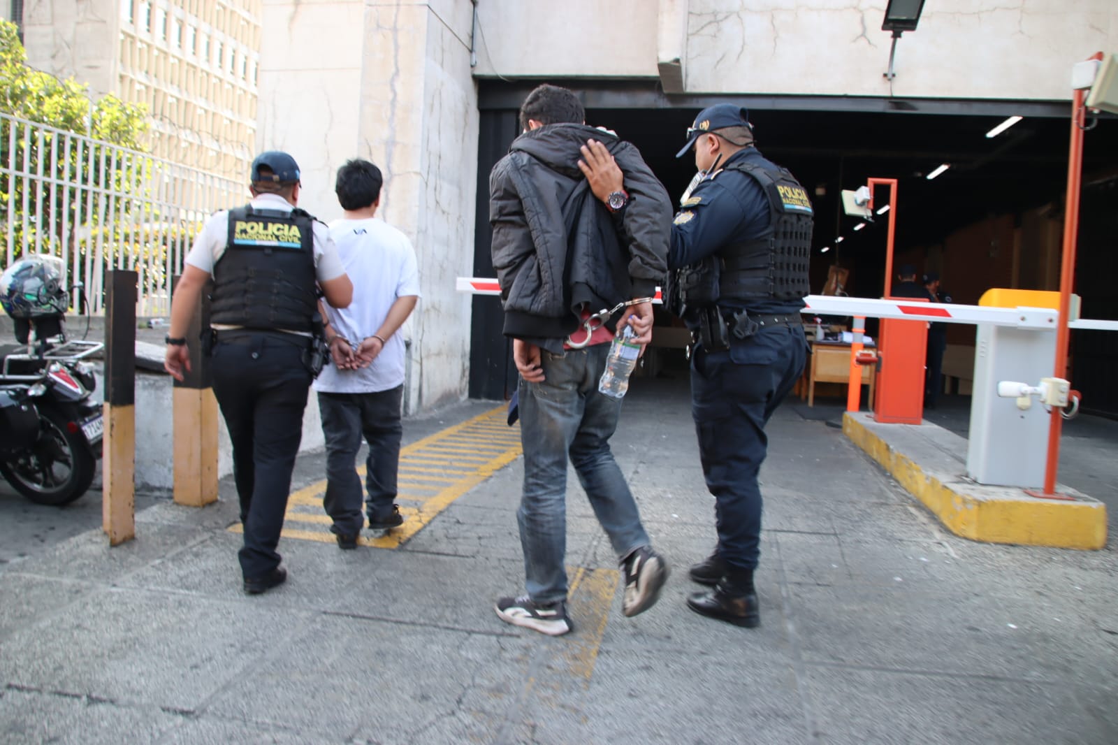 Dos presuntos motoladrones capturados en la calzada San Juan. / Foto: PNC.