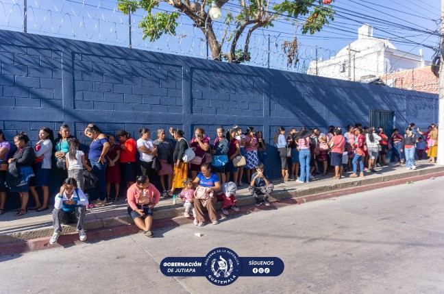 Mides entrega Bono Social a familias en el municipio de Jutiapa