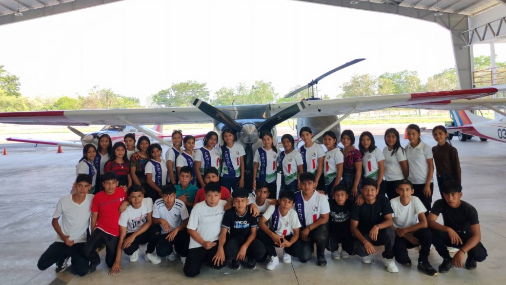 Estudiantes de Champerico conocen operaciones del Comando Aéreo del Sur durante visita formativa