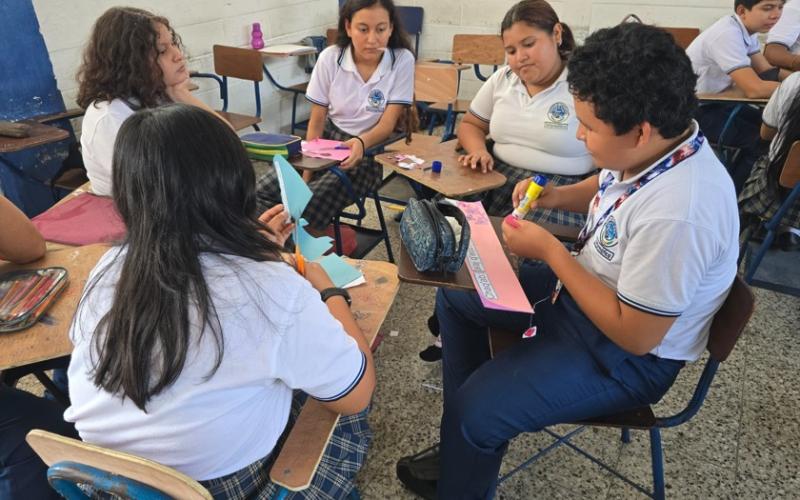 Jóvenes de Retalhuleu recibieron taller para reforzar preservar el idioma "k’iche’"./Foto: MCD.