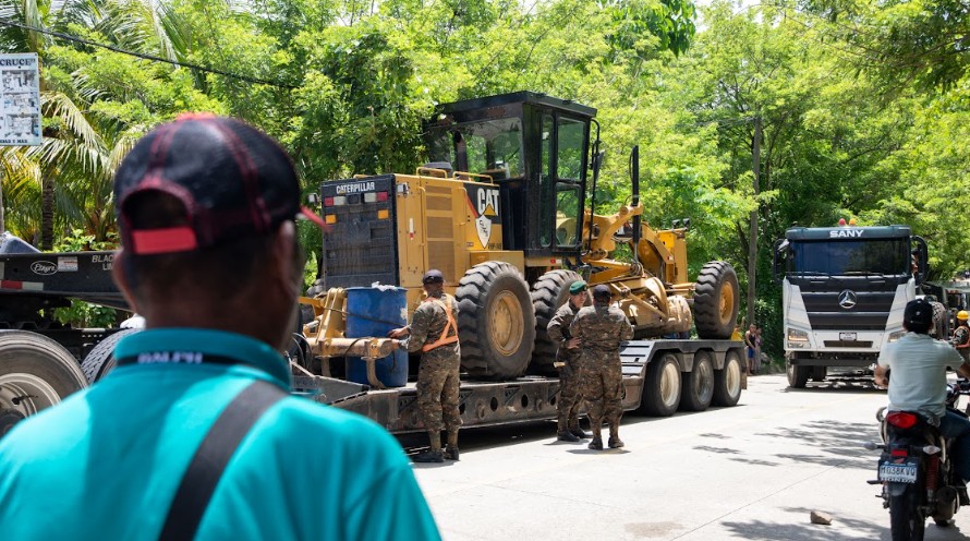Alta Verapaz impulsa el mejoramiento de la red vial con entrega de maquinaria en Senahú
