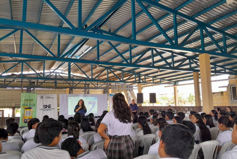 Mintrab brinda capacitación en orientación laboral a jóvenes graduandos en San Sebastián, Retalhuleu