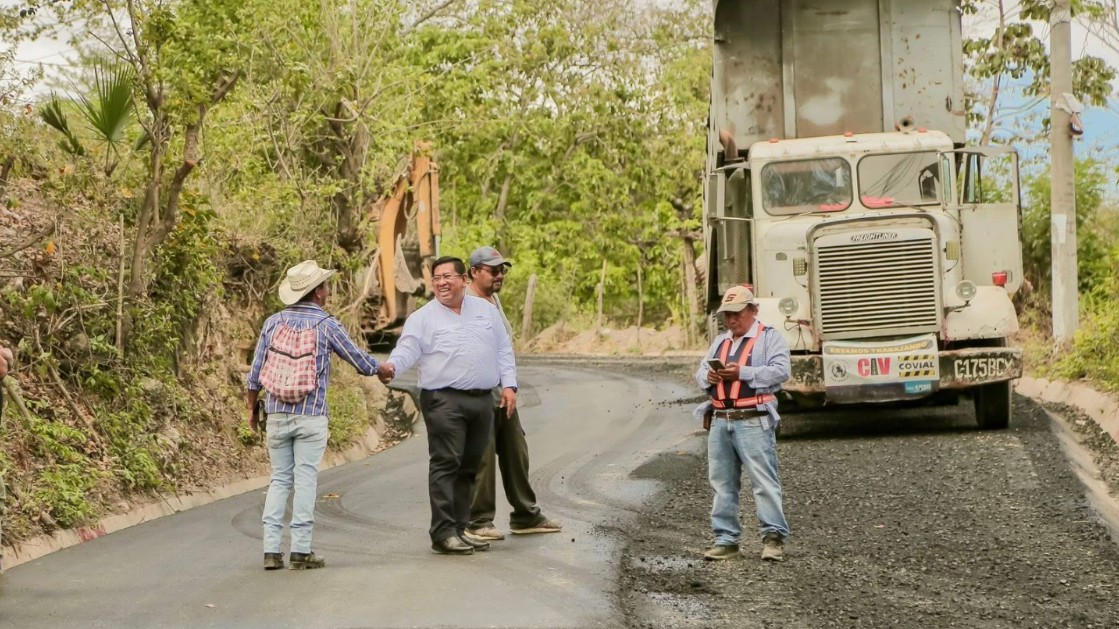 Avanzan trabajos de pavimentación en aldea Veguitas en San Juan Ermita