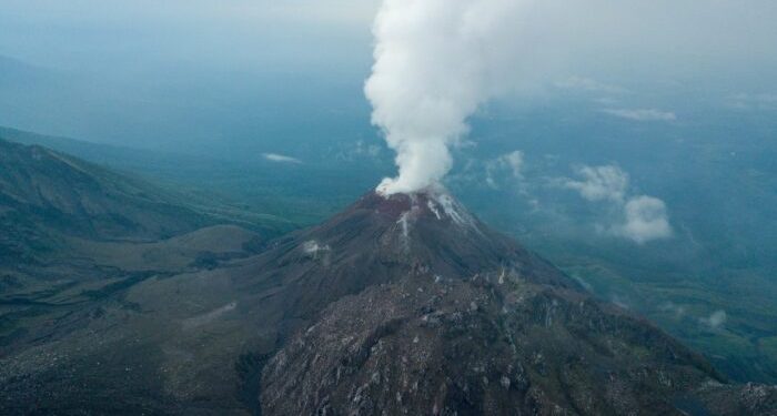 El acercamiento al volcán Santiaguito puede poner en riesgo la vida de las personas por su actividad impredecible./Foto: Archivo.