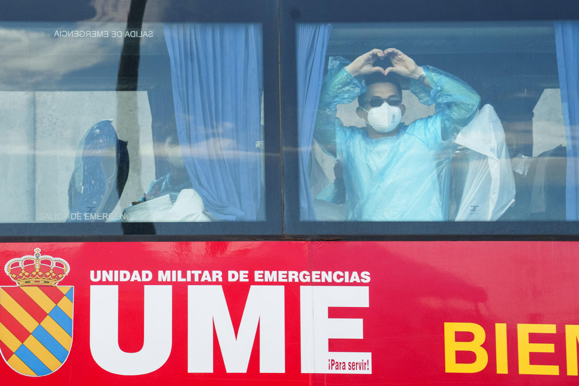 Pasajeros del crucero afectado por brote de hantavirus desembarcaron bajo un protocolo sanitario estricto. / Foto: EFE.