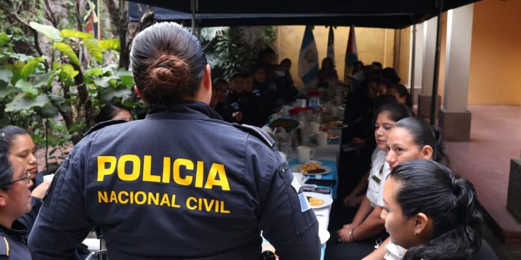 Madres enfrentan desafíos para incorporarse en el mercado laboral formal./Foto: archivo.