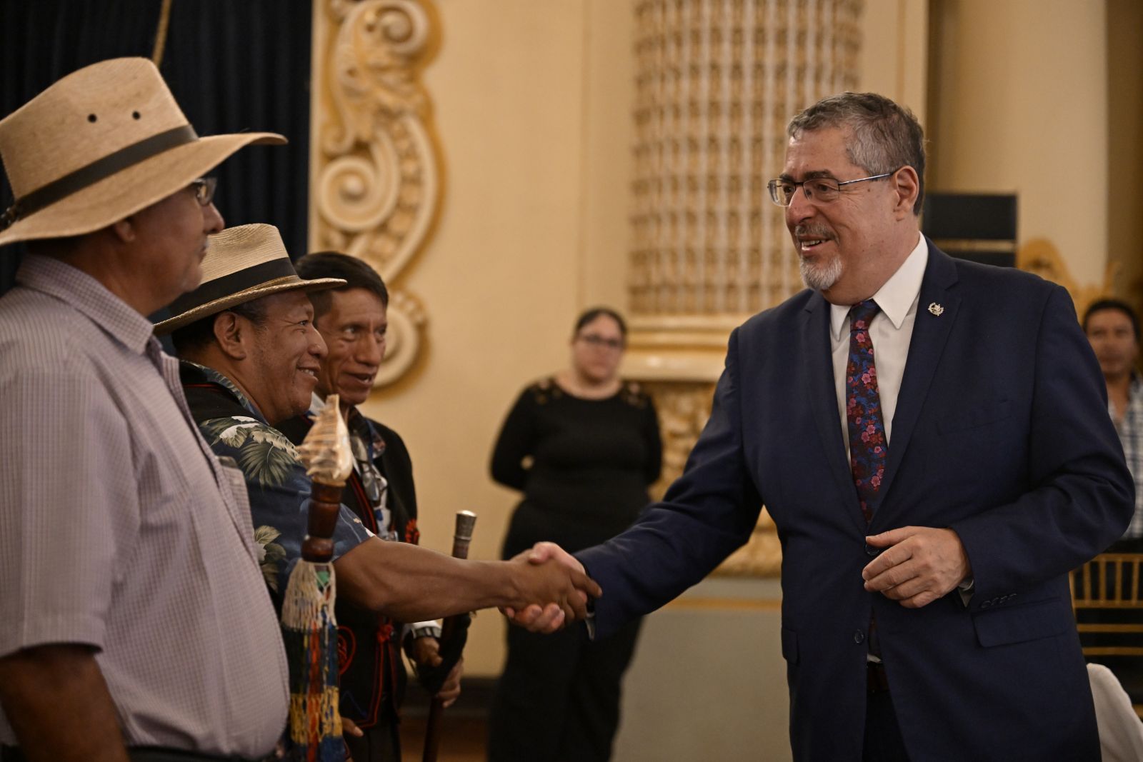 El presidente Bernardo Arévalo saluda a líderes de publos indígenas durante la Vigésima Quinta Asamblea de Diálogo Permante con Autoridades Ancestrales.