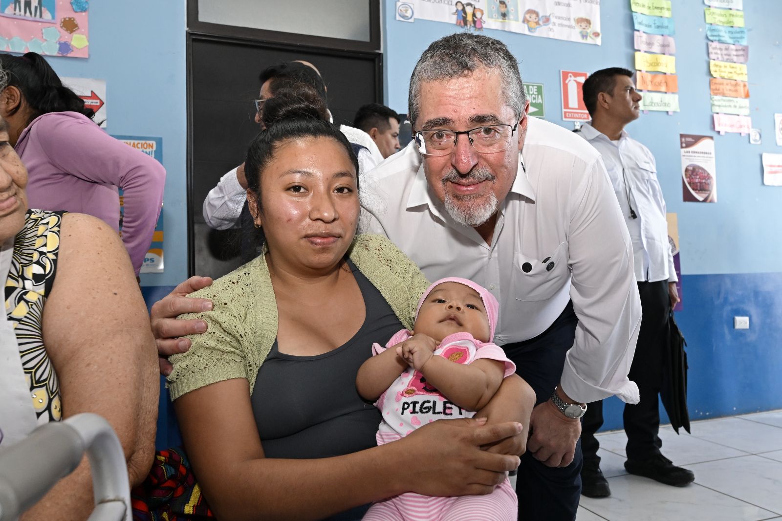 Presidente Arévalo supervisa servicios de atención y vacunación en Centro de Salud de Parramos