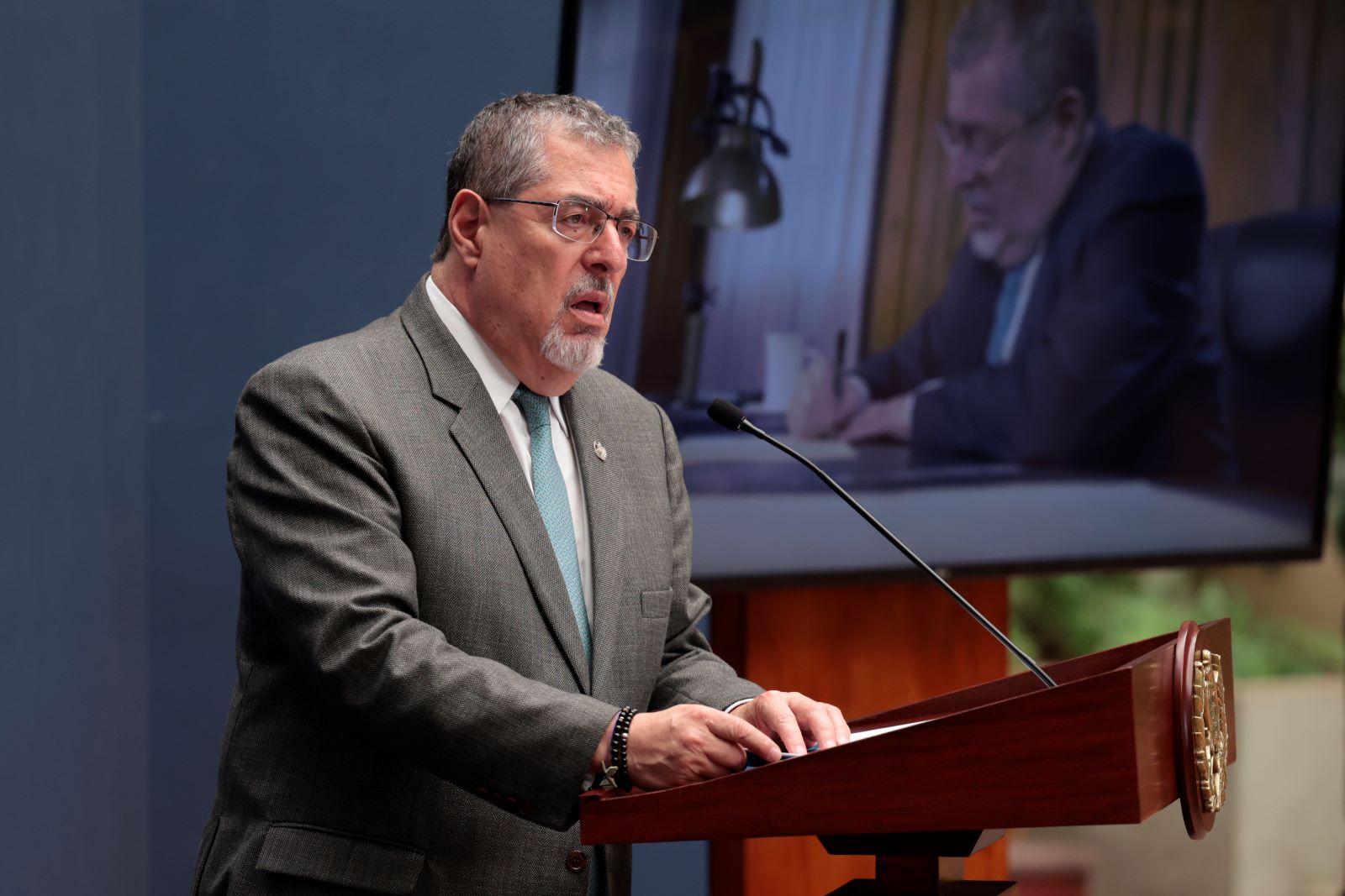 El presidente Bernardo Arévalo, durante La Ronda del martes.