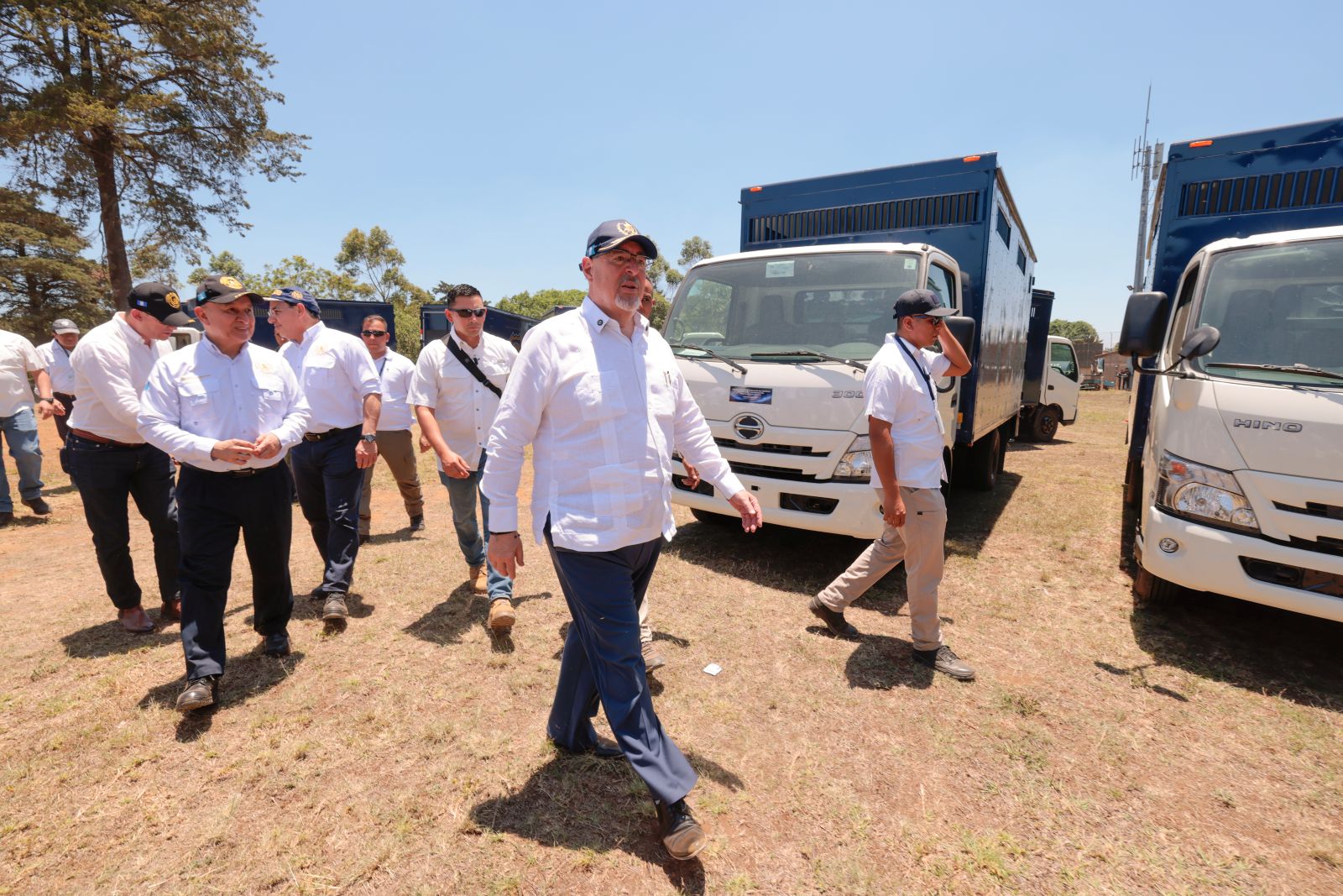 El presidente Bernardo Arévalo, durante un recorrido para conocer cómo funcionan los nuevos transportes de reclusos del Sistema Penitenciario.