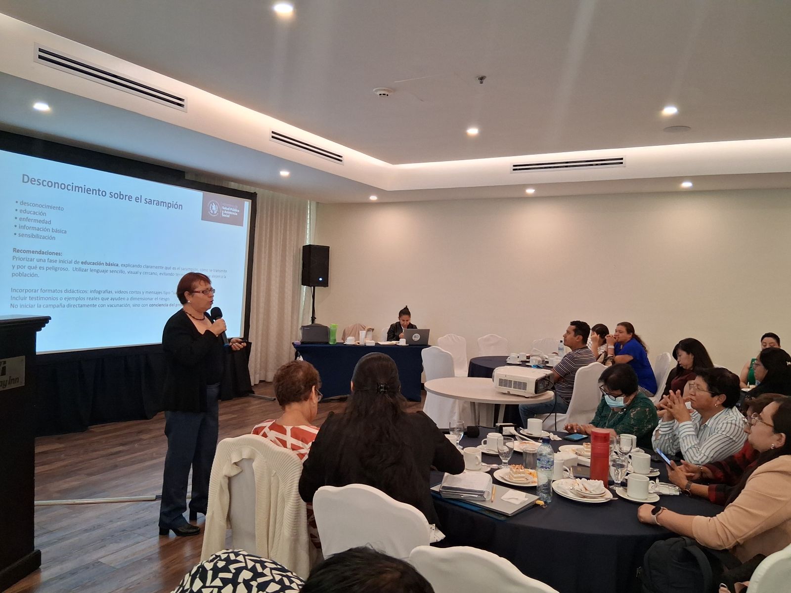 Salubristas participan en taller para fortalecer la atención por sarampión