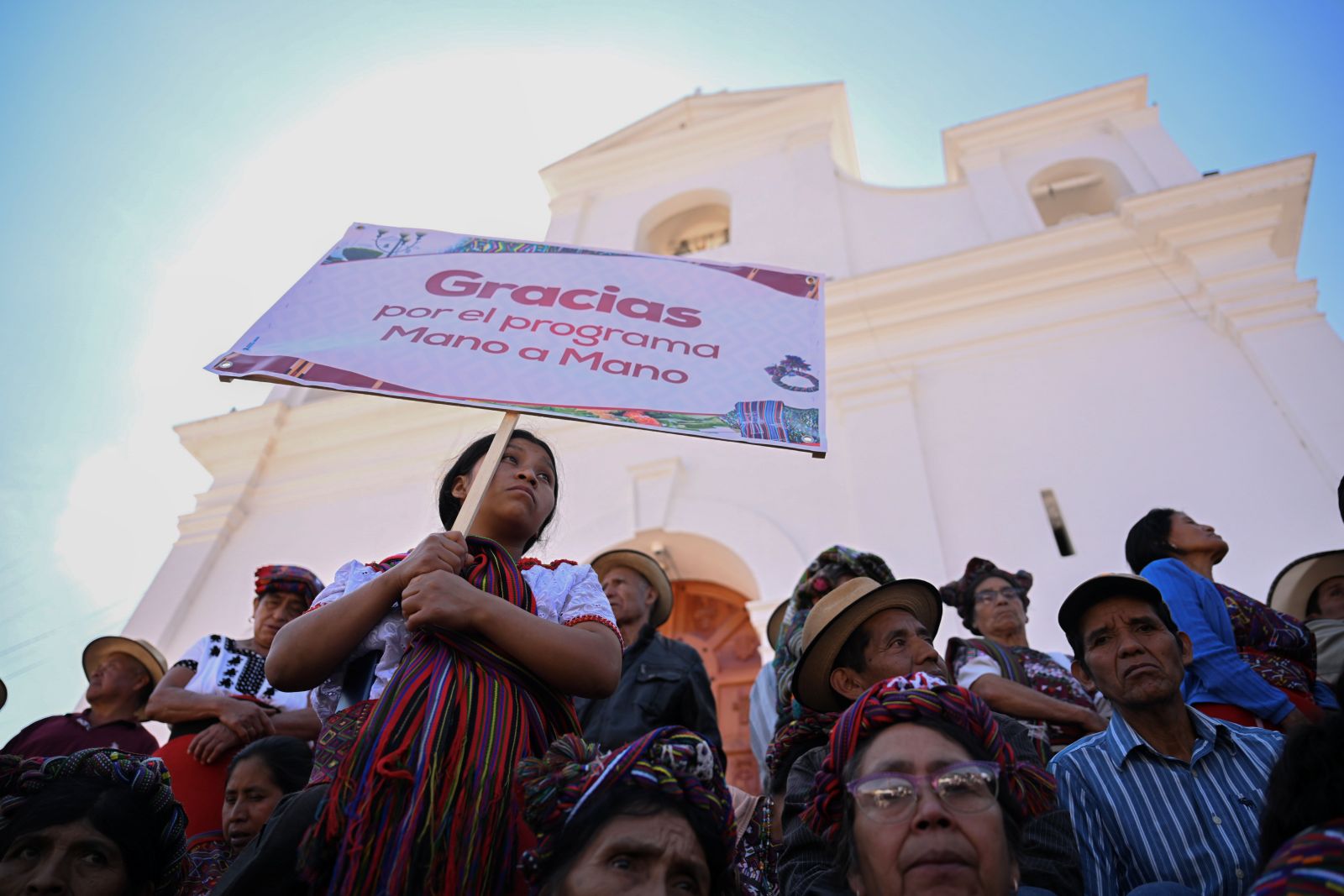 Pobladores de Nebaj, Quiché, agradecen al Gobierno por la iniciativa Mano a Mano, que permitió que ese municipio quedara libre de pisos de tierra.