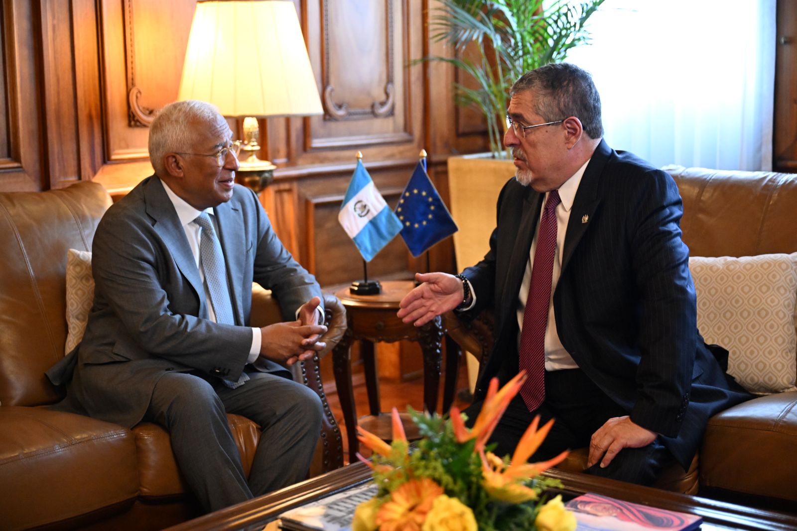 El presidente Bernardo Arévalo y el presidente del órgano superior de la Unión Europea, António Costa, durante su reunión bilateral en el Palacio Nacional de la Cultura.