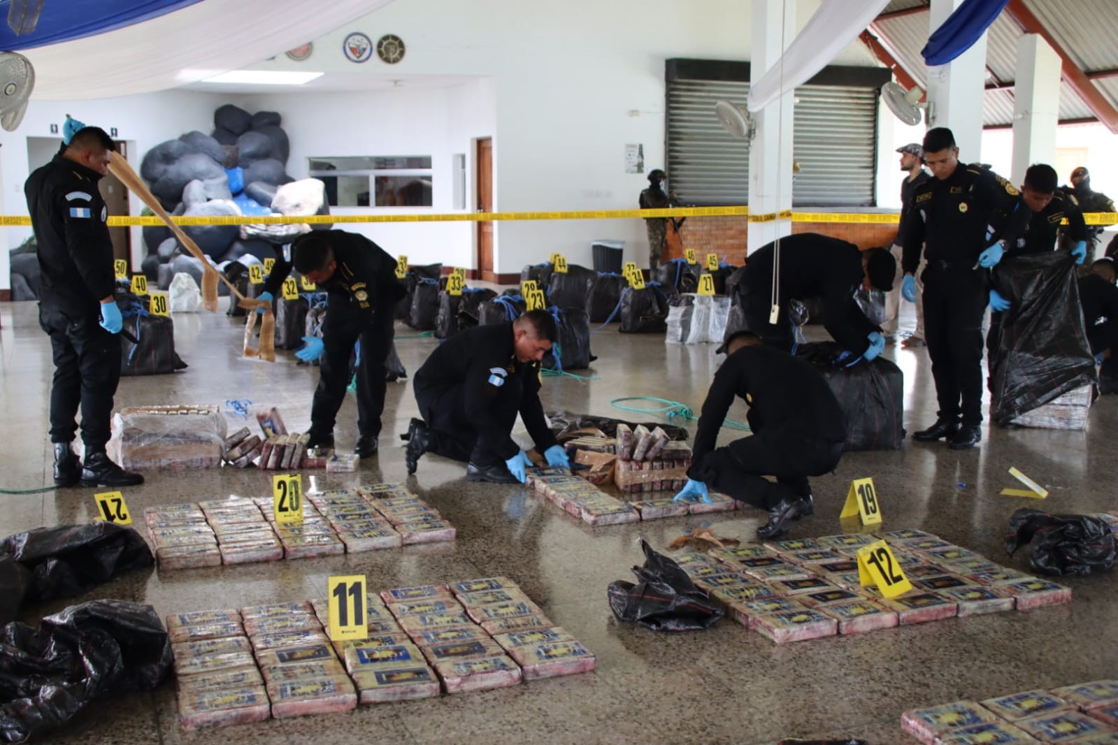 Autoridades decomisan más 1 mil 700 paquetes de cocaína en el océano Pacífico