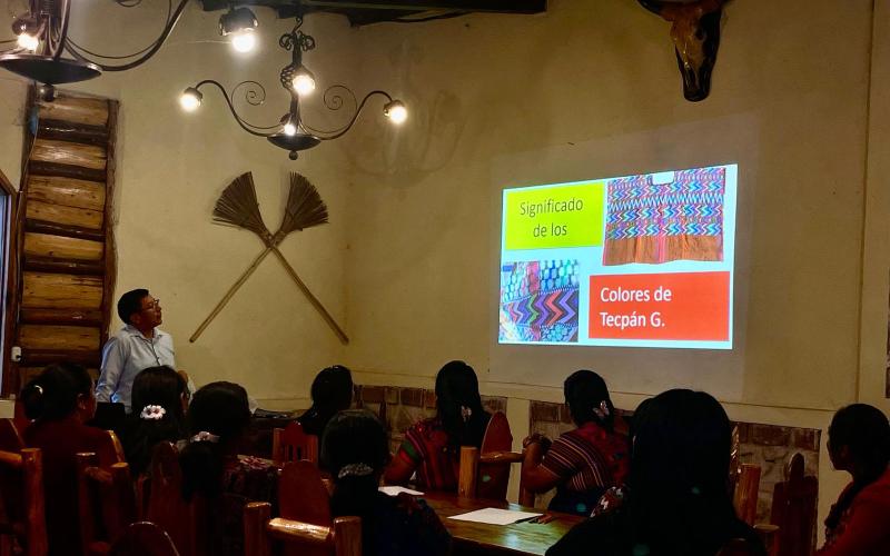 Mujeres tejedoras fortalecen la preservación del idioma y la identidad maya kaqchikel