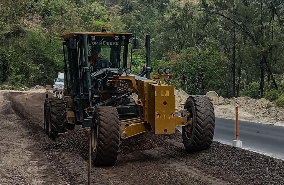 La Dirección General de Caminos avanza en la construcción de un carril adicional de ascenso en la cuesta La Conora.
