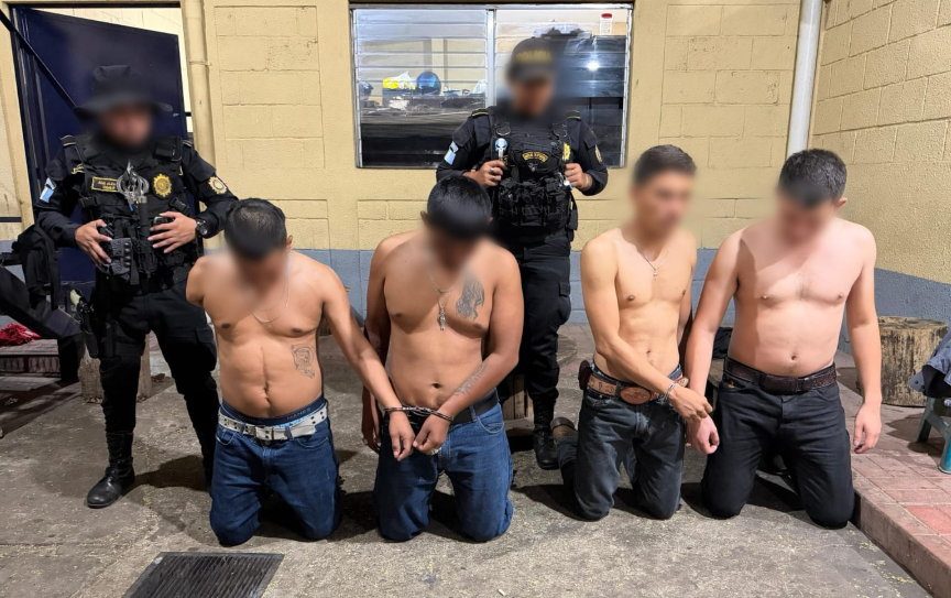 Capturan a mareros Salvatrucha con armas de fuego y municiones./Foto: PNC.