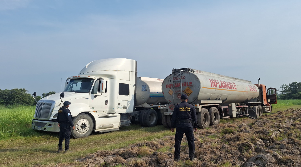 Como resultado de las diligencias, los agentes localizaron la cisterna abandonada entre cañaverales en el kilómetro 92 de la misma ruta. / Foto: PNC.