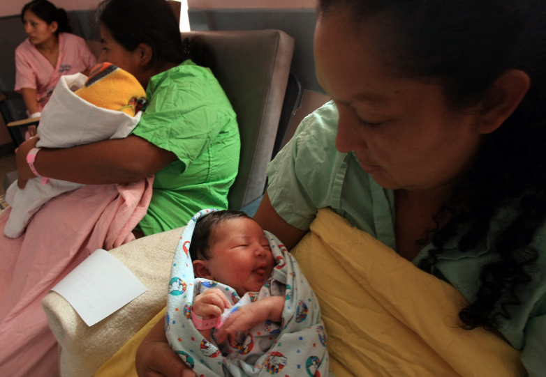 Día de la Madre memorable: más de 4 mil mamás recibieron a sus bebés un 10 de mayo en los últimos años