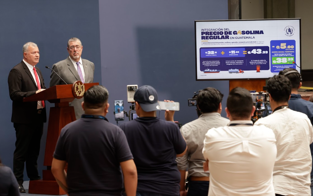 Del puerto a las gasolineras: así se fija el precio de los combustibles