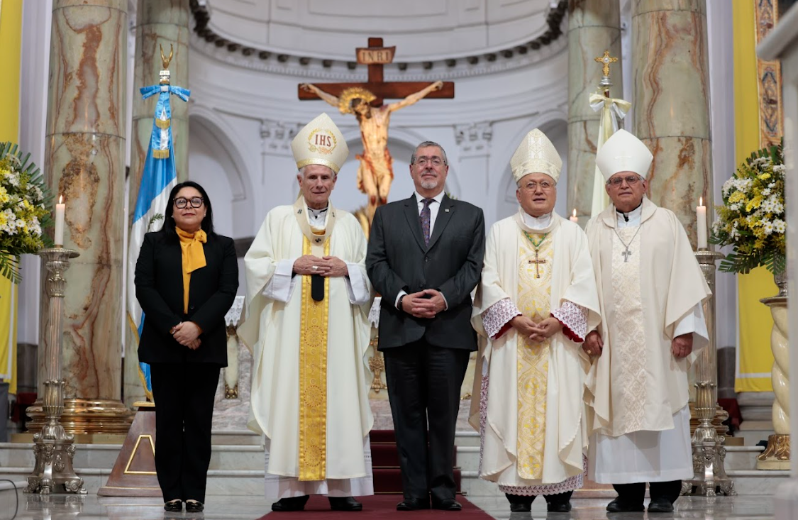 Presidente participó en la misa en conmemoración del primer aniversario del nombramiento del Papa León XIV. / Fotos: Analí Camey y Alex Jacinto.