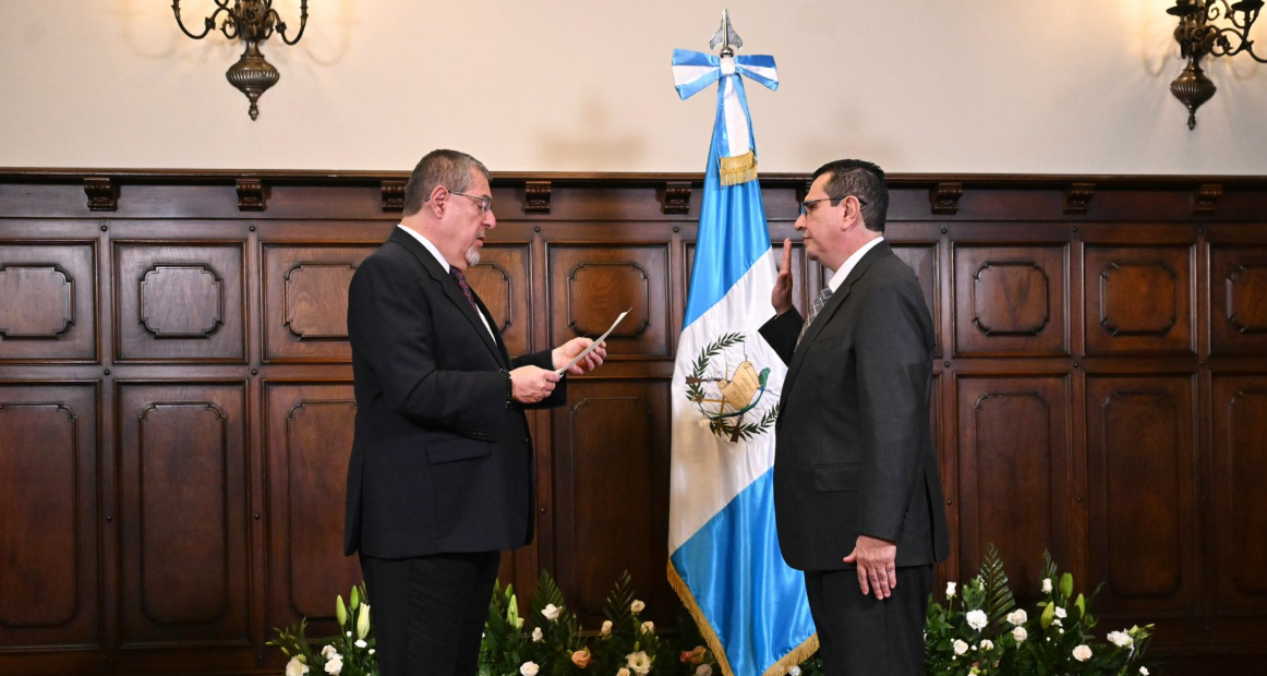 Presidente juramenta a Gabriel Estuardo García Luna como fiscal general y Jefe del Ministerio Público. / Foto: Gobierno de Guatemala.
