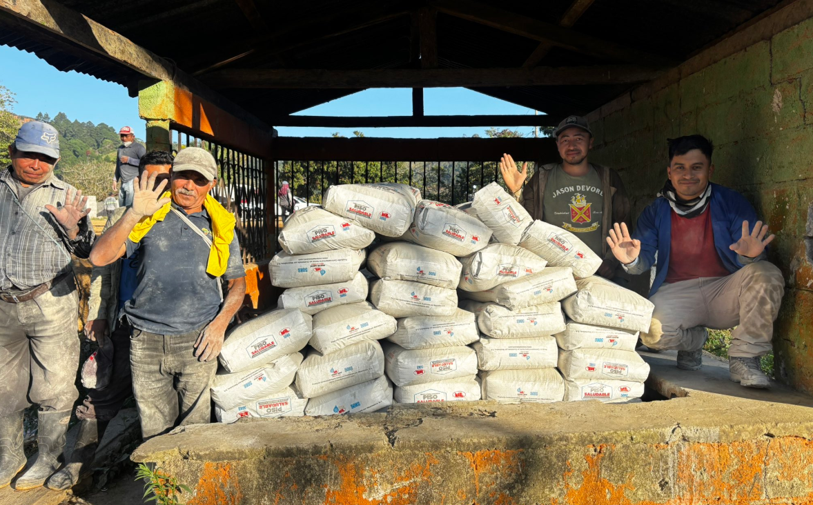 Entrega de sacos de cemento busca la erradicación de pisos de tierra en Camotán, Chiquimula