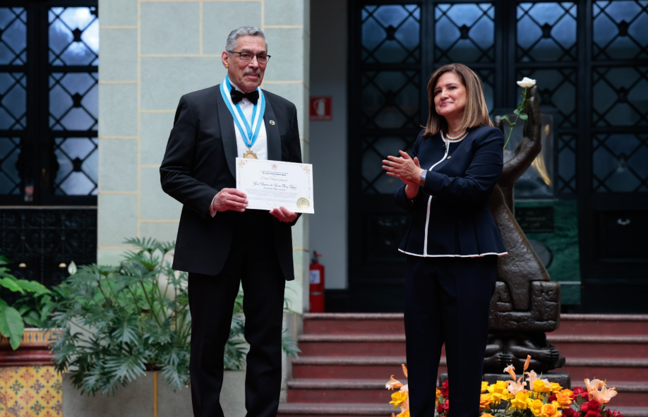 Vicepresidenta Karin Herrera condecora a químico biólogo José Ramiro Cruz con la Orden Vicepresidencial