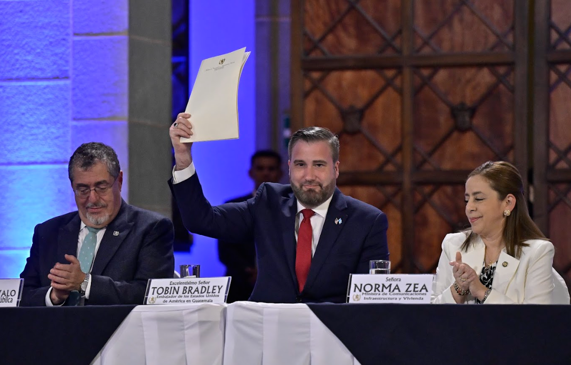 Entonces embajador de EE.UU. en Guatemala con carta de oferta y aceptación./Foto: Álvaro Interiano.