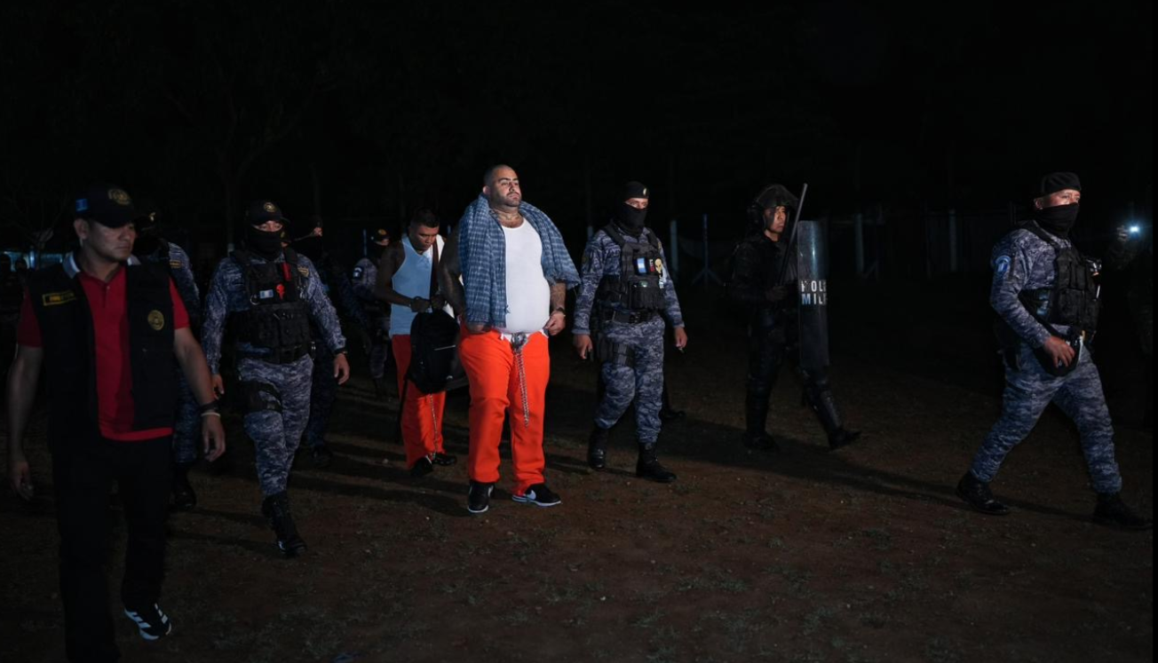 “E nik’aj pandilleros ri xib’ib’al kilik xeq’axexik pa le k’ak’ japache’ tz’apib’al ri’” / Trasladan a pandilleros de alta peligrosidad a nuevo pabellón de aislamiento