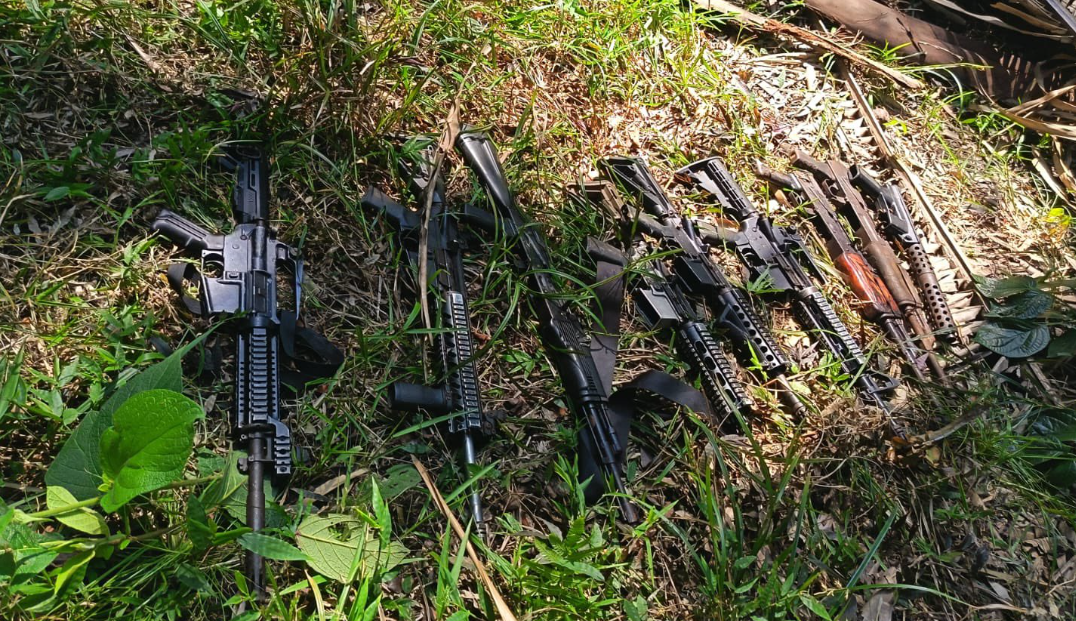 Decomisan 12 fusiles de alto calibre durante operativo en Las Cruces, Petén