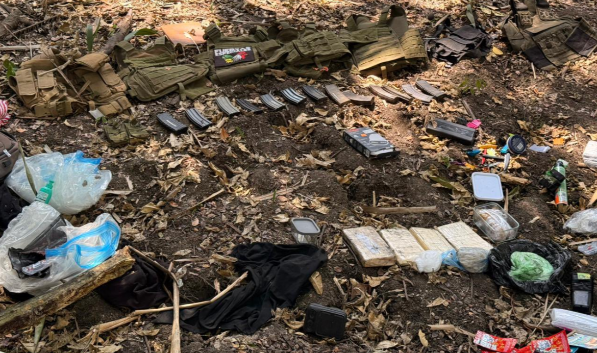 Operación “Relámpago 10”: deja decomisado armamento de alto calibre, droga y capturas en Las Cruces, Petén