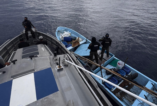 Interceptan embarcación que transportaba posibles ilícitos en aguas del Pacífico