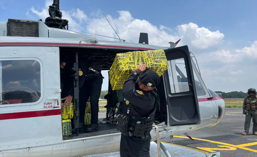 Trasladan a la capital cargamento de cocaína valorado en más de 127 millones de quetzales incautado en el Pacífico